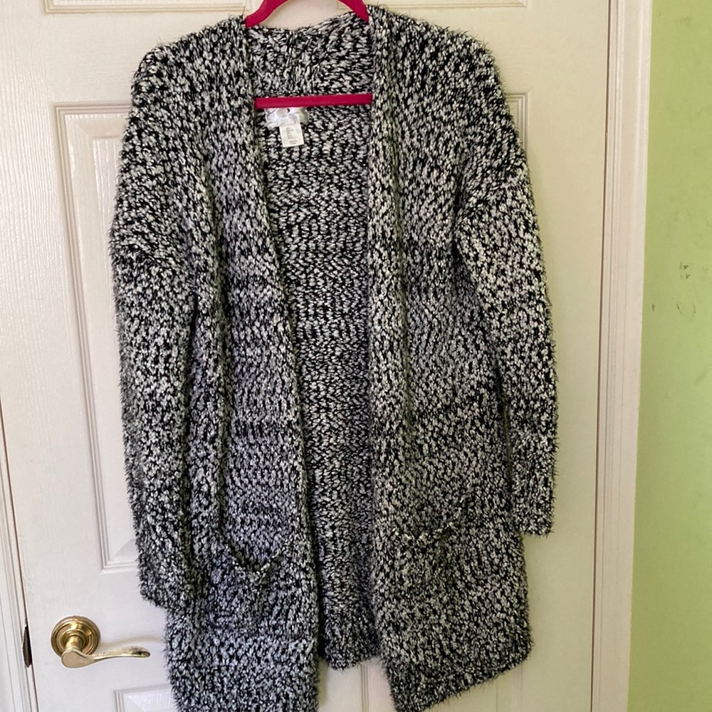 🐕‍🦺🦮🐾🐩ACCEPTING OFFERS🐕‍🦺🐕🐾🦮🐩Fuzzy cozy black and white sweater